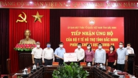 Bộ Y tế trao quà hỗ trợ tỉnh Bắc Ninh phòng, chống dịch Covid-19