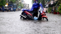 TP. HCM: Nhiều tuyến đường ngập nặng, người dân dắt bộ xe máy đi làm trong cơn mưa lớn