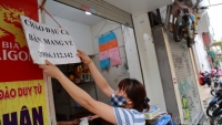 Hà Nội: Người dân tranh thủ cắt tóc, hàng quán vội dọn dẹp trước giờ đóng cửa