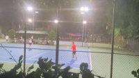 Hà Nội: Núp sau “rừng cây”, sân tennis tụ tập đông người chơi bất chấp dịch bệnh