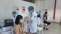 Tiêm chủng đại trà vắc-xin COVID-19: “Bơm máu” cho nền kinh tế