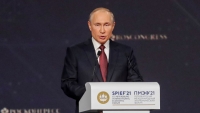 Ông Putin nói người nước ngoài có thể đến Nga tiêm vắc xin trả phí
