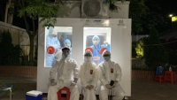 Buồng xét nghiệm covid-19 đầu tiên được lắp đặt tại Bắc Giang, phục vụ các y, bác sĩ trong thời tiết nắng nóng