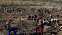Phát hiện bất ngờ khiến người dân đổ xô đến ngôi làng Nam Phi đào kim cương
