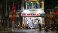 Hà Nội: Hàng quán hối hả lau dọn ngay trong đêm chuẩn bị đón khách trở lại
