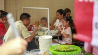 Hà Nội: Bún phở ăn sáng đông nghịt khách trong ngày đầu tiên hàng quán mở cửa trở lại