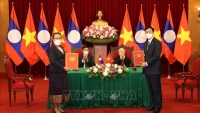 Việt Nam - Lào ký kết nhiều văn kiện hợp tác quan trọng