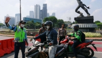 Indonesia lập chốt, ngăn di chuyển ở Jakarta và Bali trước sự bùng phát của COVID-19