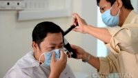Cận cảnh cắt tóc miễn phí cho gần 400 y bác sĩ của Bệnh viện Chợ Rẫy