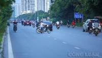 Hàng loạt phương tiện đi ngược chiều trên Đại lộ Thăng Long, sẵn sàng quay đầu xe giữa đường khi thấy CSGT