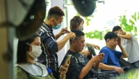 Người dân Hà Nội đổ xô đi cắt tóc, thợ hối hả làm gấp 3 lần ngày thường