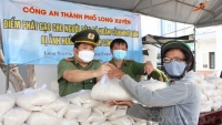 Công an An Giang hỗ trợ 110 tấn gạo cho người dân gặp khó mùa Covid-19
