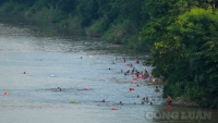 Hàng trăm người đến tắm ở bãi giữa sông Hồng như không hề có dịch COVID-19