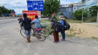 Lao đao vì Covid-19, 4 mẹ con đạp xe từ Đồng Nai về quê ở Nghệ An
