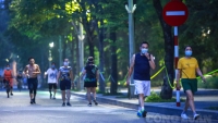 Hà Nội: Hàng trăm người dân vẫn đi tập thể dục từ 4h sáng sau lệnh 