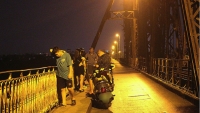 Người dân vẫn tụ tập về đêm trên cầu Long Biên, coi thường quy định 