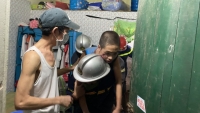 Hà Nội: Cảnh sát đục tường, giải cứu cháu bé 14 tuổi bị mắc kẹt