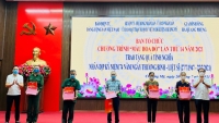 Báo điện tử Đảng Cộng sản Việt Nam tặng quà cho các gia đình chính sách, người có công với cách mạng