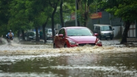 Hà Nội: Mưa lớn, nhiều tuyến đường ngập trong nước