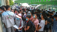 Hà Nội: Hàng trăm người dân chen chúc nhau để được xét nghiệm COVID-19