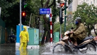 Hà Nội: Mưa lớn gây ngập giờ tan tầm, người dân vất vả di chuyển trong biển nước