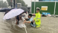 Trung Quốc sơ tán 73.000 nghìn người khi bão lũ nhấn chìm nhiều thành phố