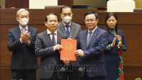 Chủ tịch Quốc hội Vương Đình Huệ trao Nghị quyết về công tác cán bộ