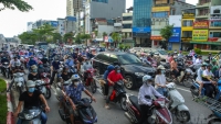 Hà Nội: Đông nghịt phương tiện di chuyển qua Ngã Tư Sở giờ cao điểm buổi sáng sau Chỉ thị 17