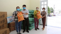 Báo Khánh Hòa trao tặng gạo cho người dân bị ảnh hưởng bởi dịch COVID-19