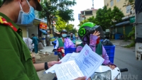 Hà Nội: Nhân viên giao hàng bằng xe máy được cấp giấy đi đường thế nào?