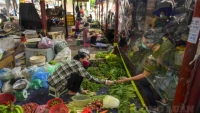 Hà Nội: Chợ dân sinh Bách Khoa quây tấm ni lông, ngăn giọt bắn để phòng dịch