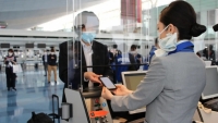 Các hãng hàng không lo ngại chứng nhận vắc xin chỉ bằng giấy của Nhật Bản