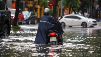 Hà Nội: Mưa lớn khiến nhiều tuyến phố ngập sâu trong 