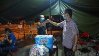 Hà Nội: Người dân đưa mì tôm, nước lọc đến ủng hộ chốt kiểm soát dịch