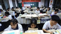 Vì sao Trung Quốc mạnh tay “siết” chuyện dạy thêm, học thêm?