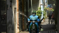 Cận cảnh phun khử khuẩn bằng xe máy lưu động khắp ngóc ngách thủ đô Hà Nội