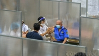 Lập vách ngăn như ở bệnh viện dã chiến để tiêm vắc xin cho người dân Hà Nội