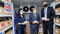 Việt Nam nhận 415.000 liều vắc xin AstraZeneca do Chính phủ Anh trao tặng