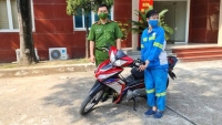 Nữ lao công bị cướp trong đêm ở Hà Nội được tặng 2 xe máy mới