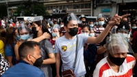 Hỗn loạn ở Manila khi hàng nghìn người đổ xô đi tiêm vắc xin COVID-19 trước lệnh phong tỏa