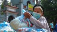 Hà Nội: Phát gạo, mì tôm miễn phí cho những người gặp khó khăn trên địa bàn phường Phú Đô