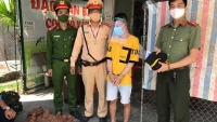 Hà Nội: Không qua được chốt kiểm dịch, nam thanh niên cầm gạch ném lực lượng chức năng