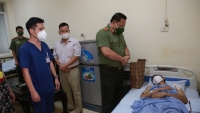Giám đốc Công an Hà Nội thăm, động viên chiến sỹ công an bị shipper “thông chốt” đâm trọng thương