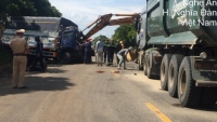 Nghệ An: Tai nạn nghiêm trọng, lực lượng chức năng phải phá cabin, đưa thi thể tài xế ra ngoài