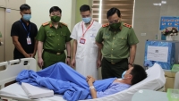 Giám đốc Công an TP Hà Nội thăm hỏi Đại úy bị thương khi làm nhiệm vụ phòng chống dịch