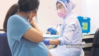 Malaysia kêu gọi phụ nữ mang thai tiêm vaccine COVID-19