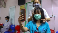 “Salon tóc đặc biệt tại bệnh viện” và “cuộc xuống tóc” cho hàng trăm y, bác sĩ lên đường chống dịch