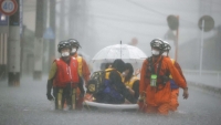 Một người chết, hai người mất tích vì mưa lớn, Nhật Bản nâng mức cảnh báo
