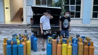 Hà Nội: Bắt giữ ô tô chở hàng chục bình chứa 