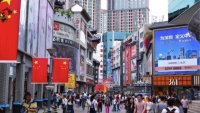 “Láng giềng” làm khu miễn thuế, thiên đường mua sắm Hồng Kông gặp nguy